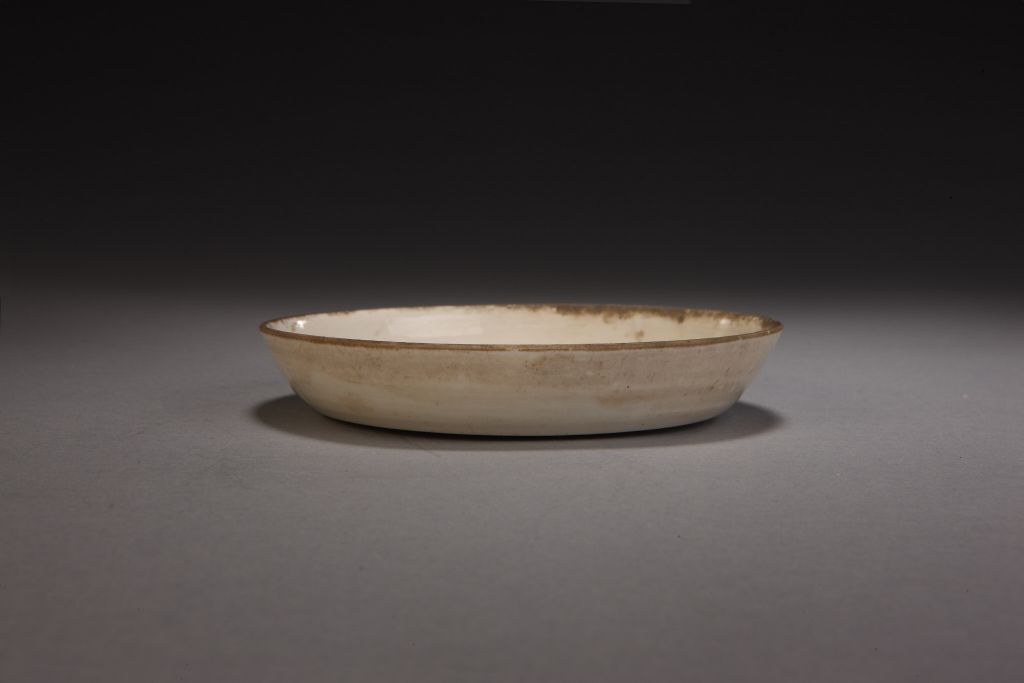 图片[1]-Ding Kiln White Glaze Carved Hemerocallis Pattern Wash-China Archive